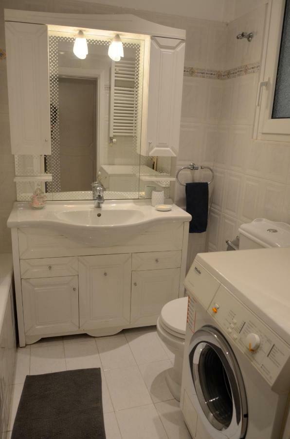 Retro Apartment At Trendy Exarcheia Атина Екстериор снимка